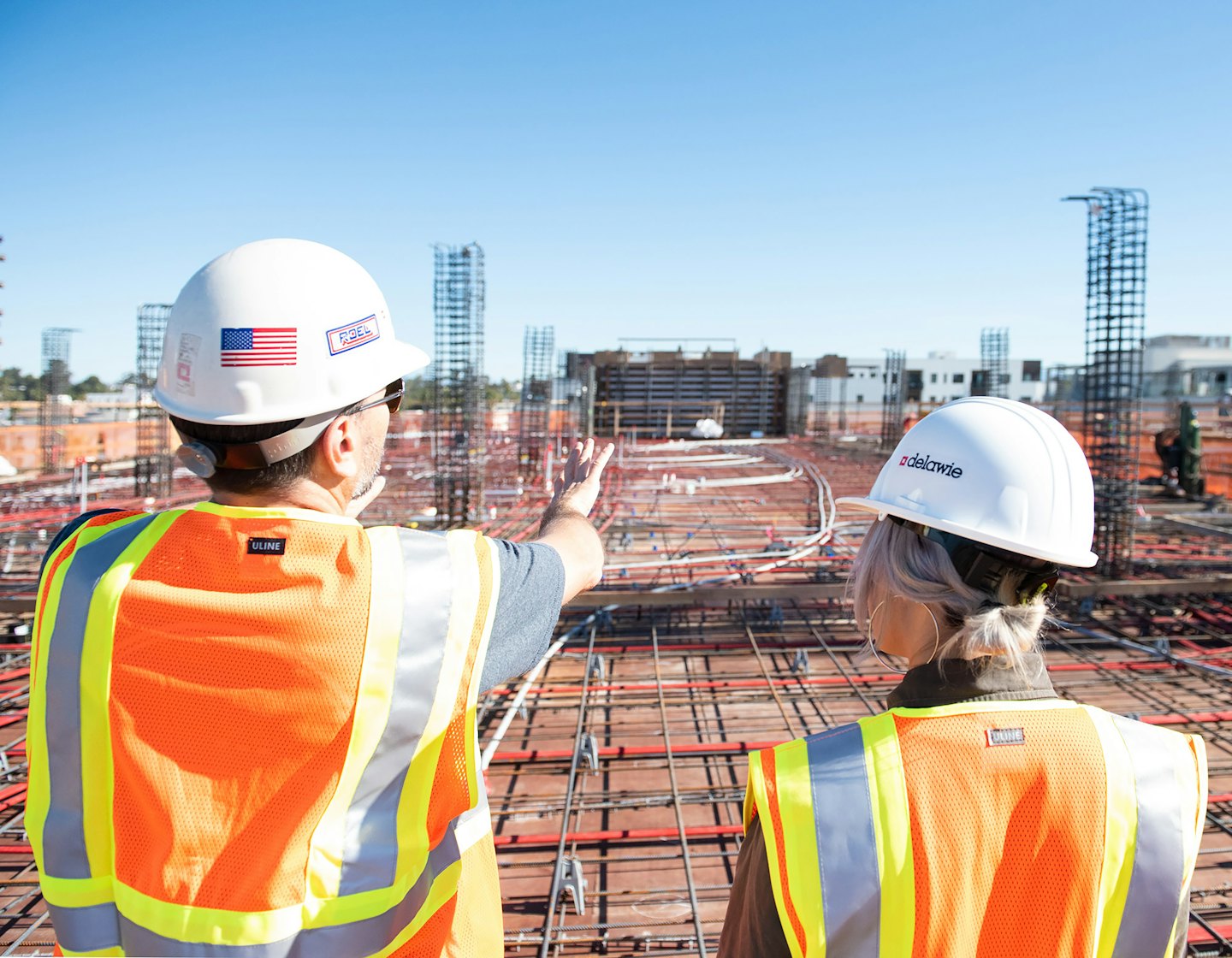 Zwei Bauingenieure auf der Baustelle.